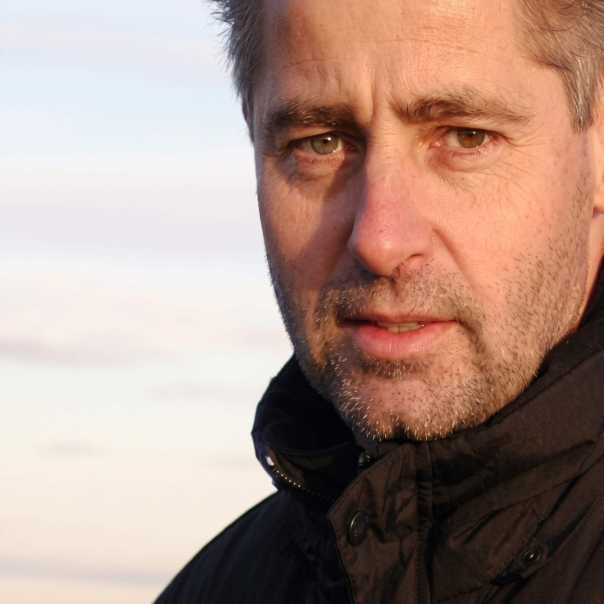 Ritratto del designer John Brauer